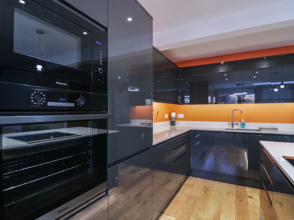 Dishwasher, electric kettle, toaster, cookware/dishes/utensils