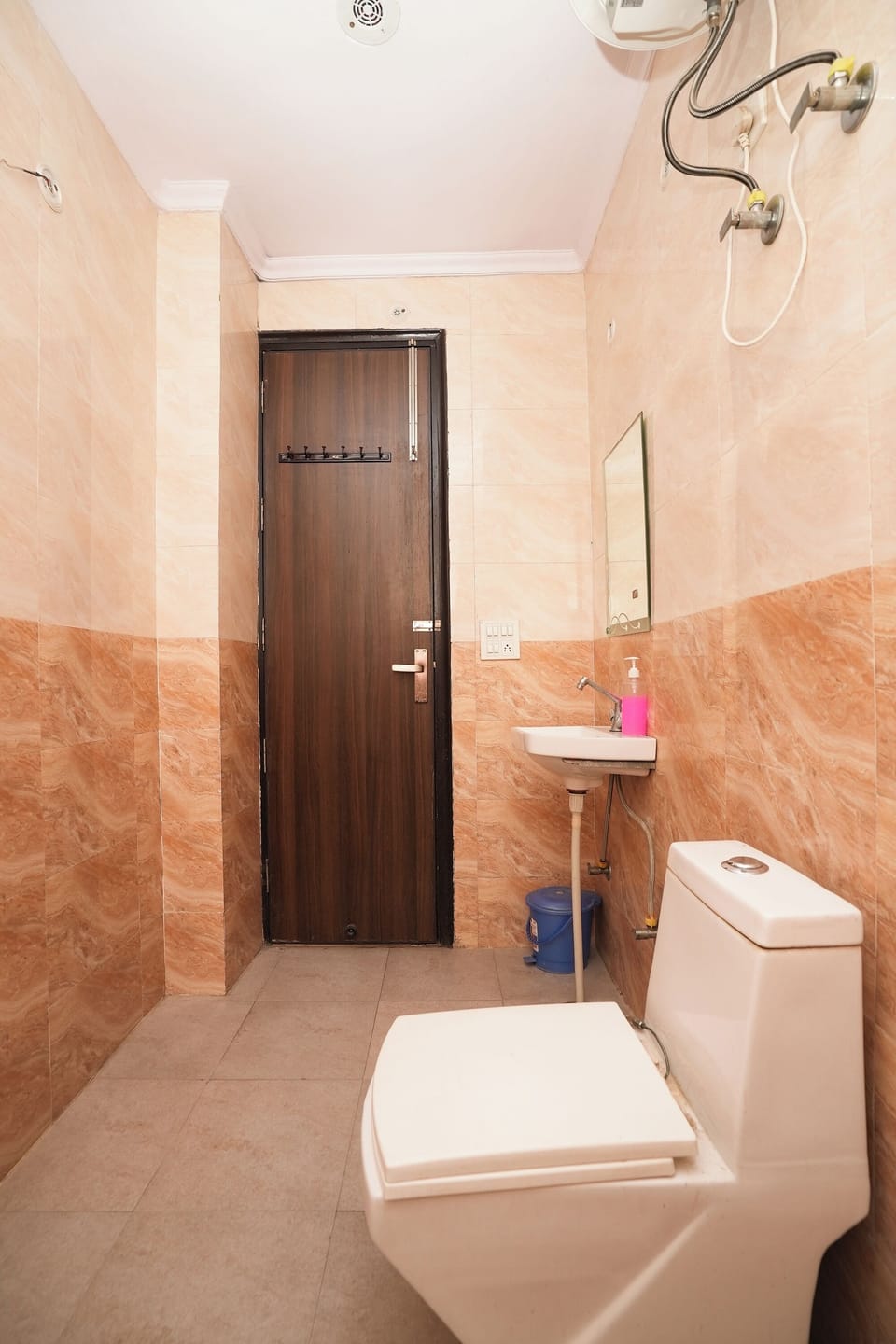 Deluxe Double Room | Bathroom | Shower, rainfall showerhead, free toiletries, slippers