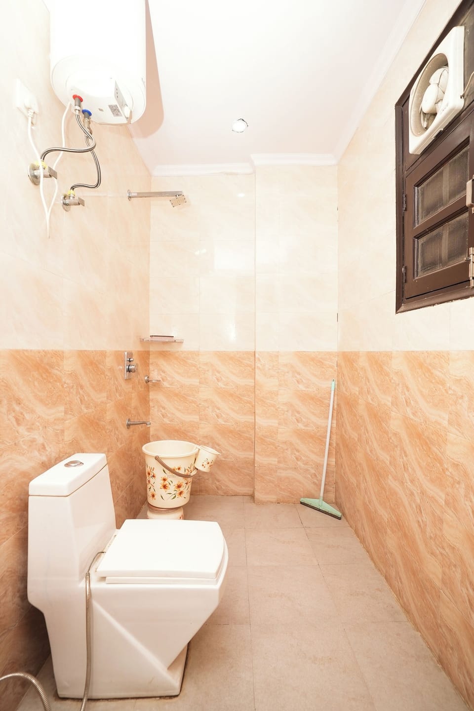 Deluxe Double Room | Bathroom | Shower, rainfall showerhead, free toiletries, slippers