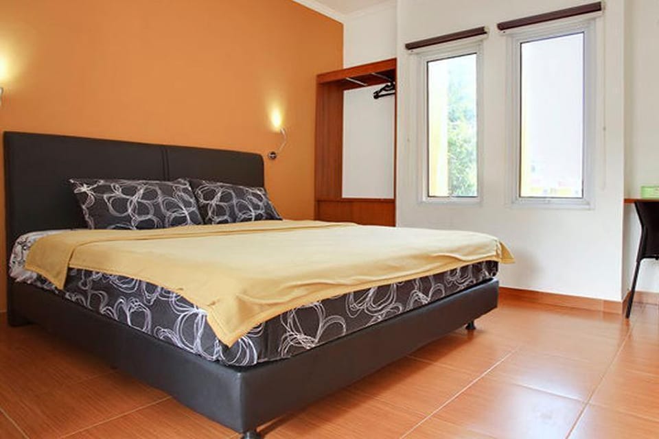 Deluxe Room | Desk, blackout drapes, iron/ironing board, rollaway beds