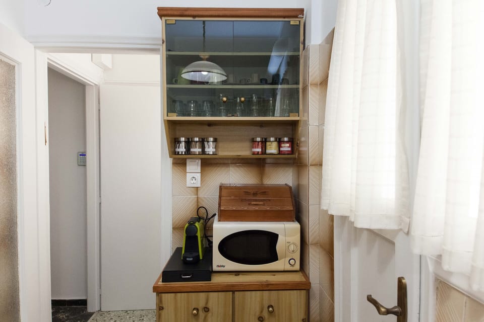 Apartment | Private kitchen | Full-size fridge, microwave, oven, electric kettle