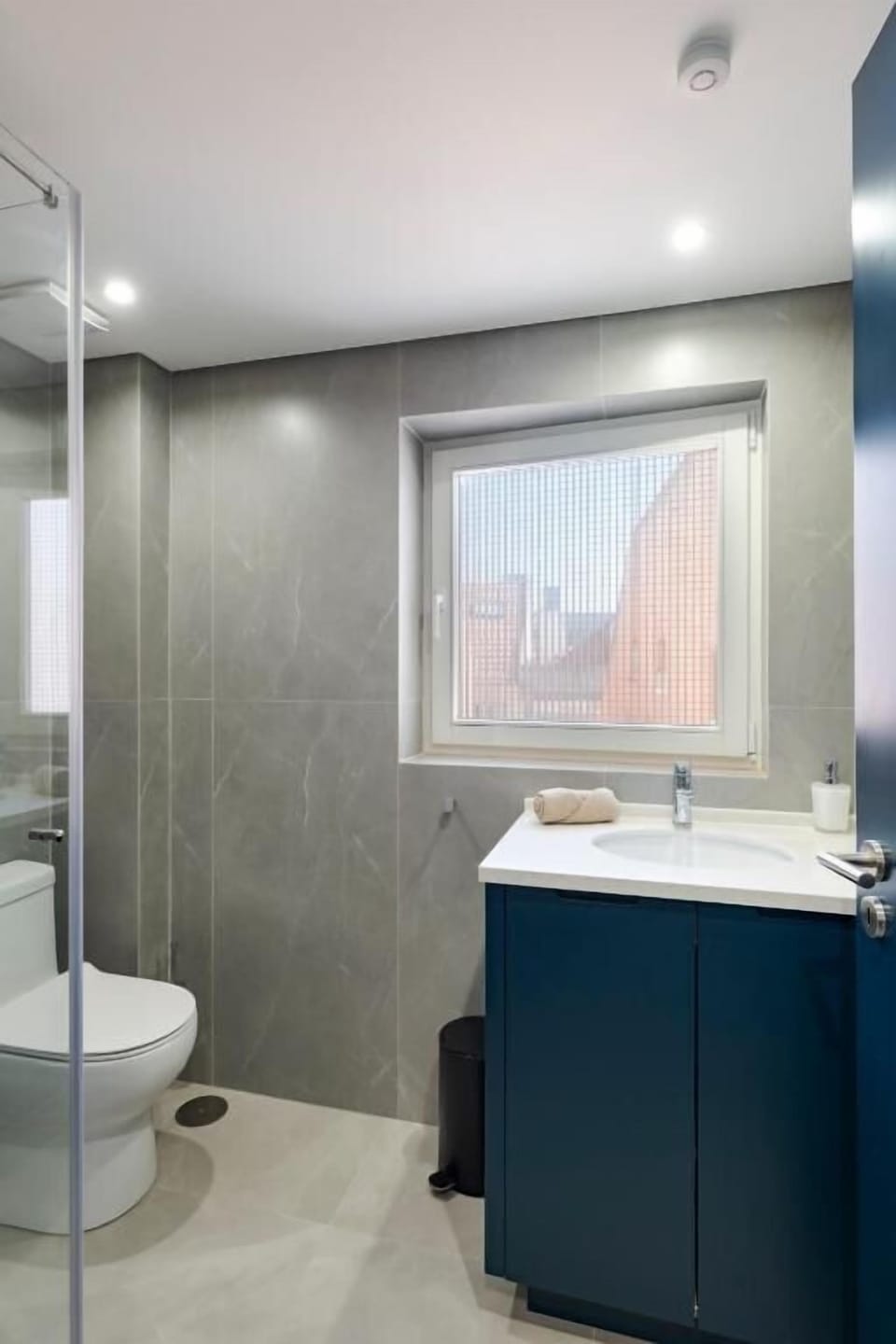 Towels, soap, shampoo, toilet paper