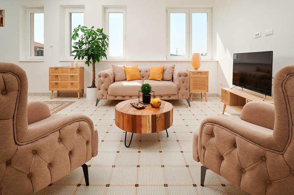 Apartment | Living area | 110-cm flat-screen TV with cable channels