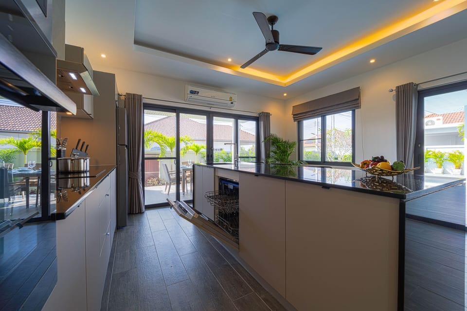 Full-size fridge, microwave, oven, stovetop