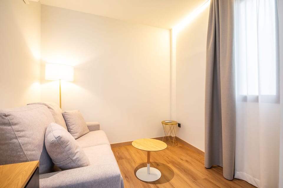 Suite | Living area | 49-inch Smart TV with cable channels