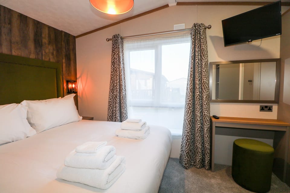 Chichester Lakeside Holiday Park Cottage in Chichester
