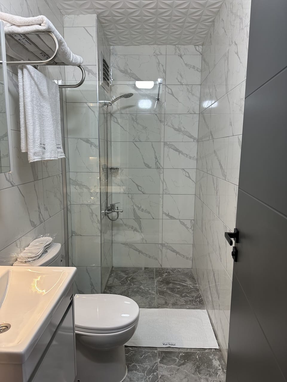 City Room | Bathroom | Shower, hair dryer, slippers, towels
