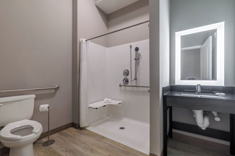 Combined shower/tub, towels