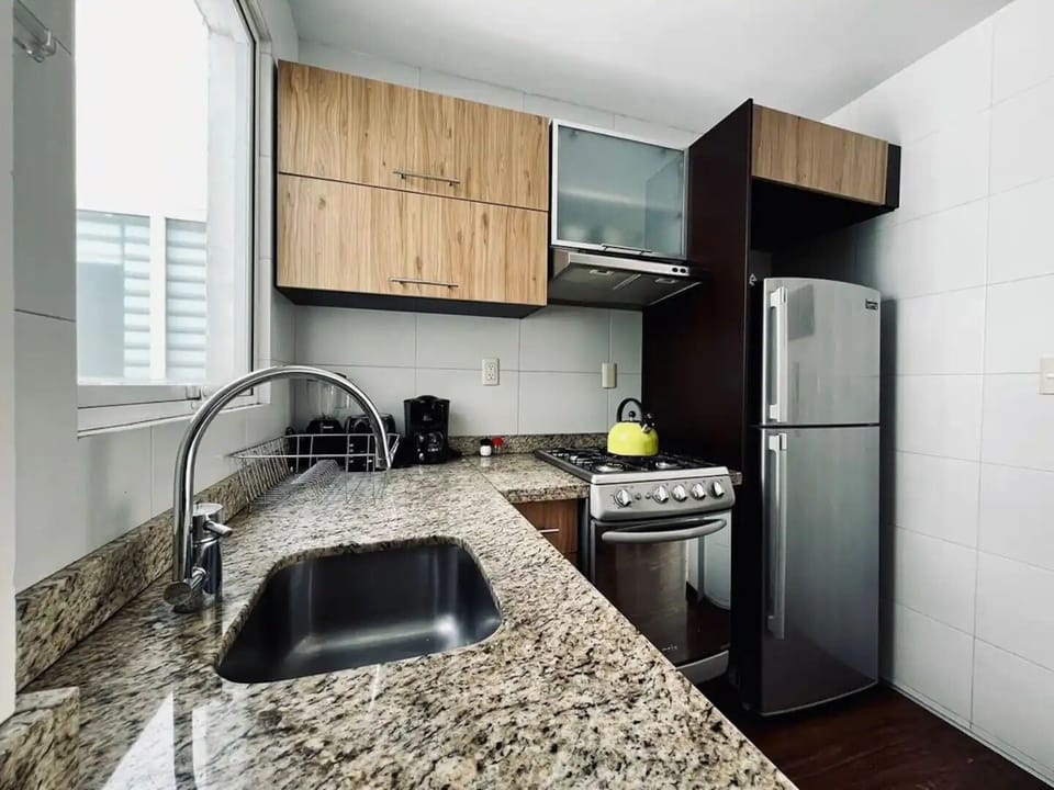 Full-size fridge, microwave, oven, coffee/tea maker
