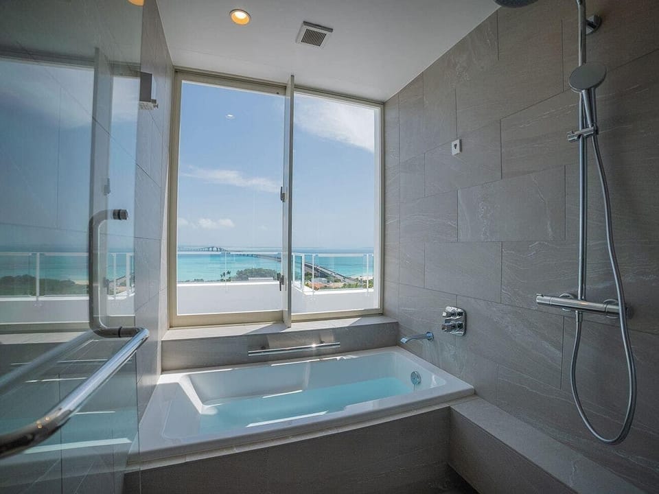 Royal Suite B, Non Smoking | Bathroom | Separate tub and shower, jetted tub, free toiletries, hair dryer