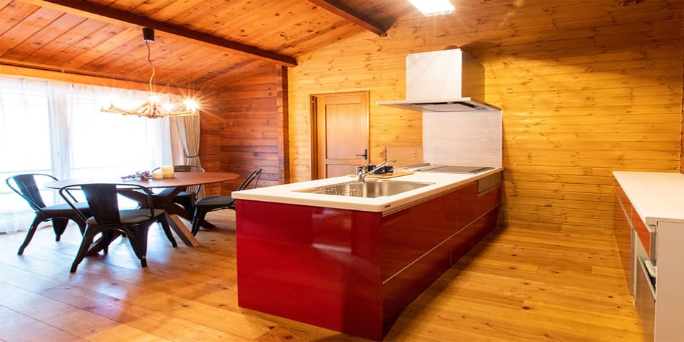 Premium Cabin | Minibar, in-room safe, desk, blackout drapes