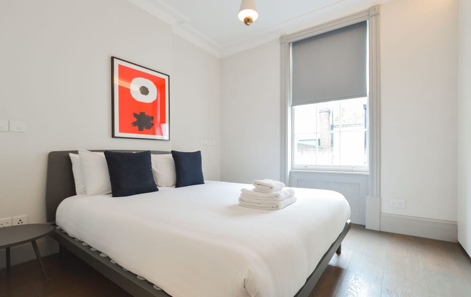 Soho Deluxe 1 Bedroom Apartment | Hypo-allergenic bedding, iron/ironing board, free WiFi