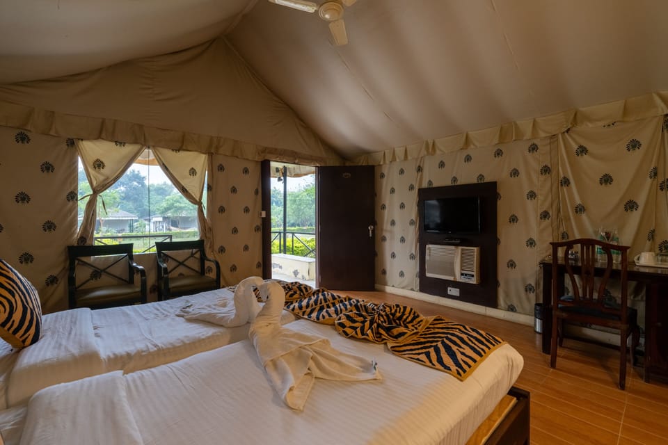 Deluxe Tent | Minibar, desk, bed sheets
