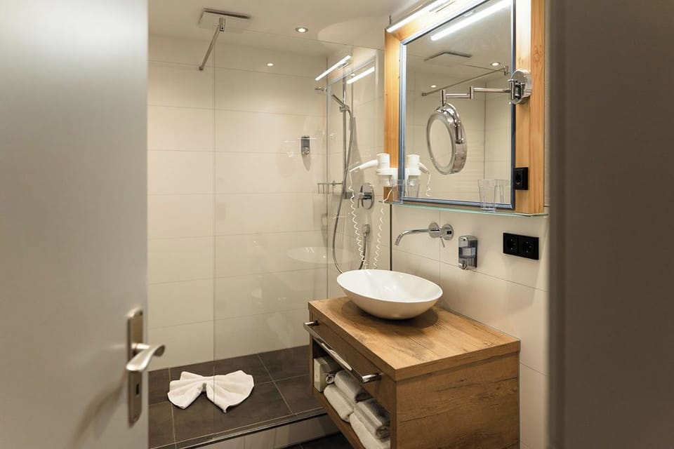 Basic Double Room | Bathroom | Shower, free toiletries, hair dryer, bathrobes