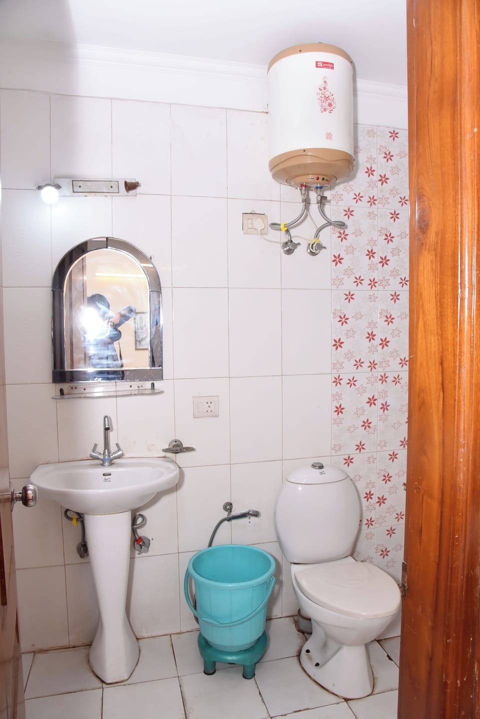 Deluxe Double Room | Bathroom | Rainfall showerhead, free toiletries, towels, soap
