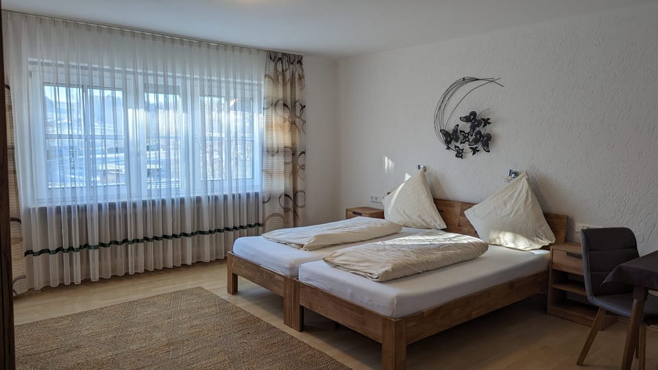 Double Room, Balcony | Desk, free WiFi