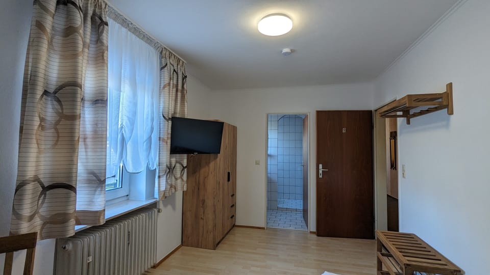 Single Room | Desk, free WiFi