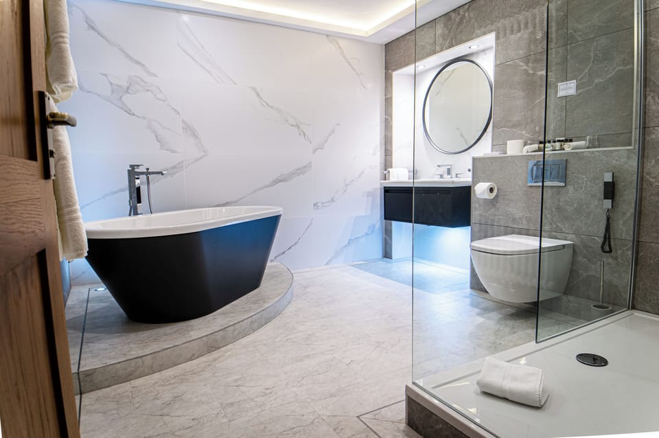 Premium Room | Bathroom | Eco-friendly toiletries, slippers