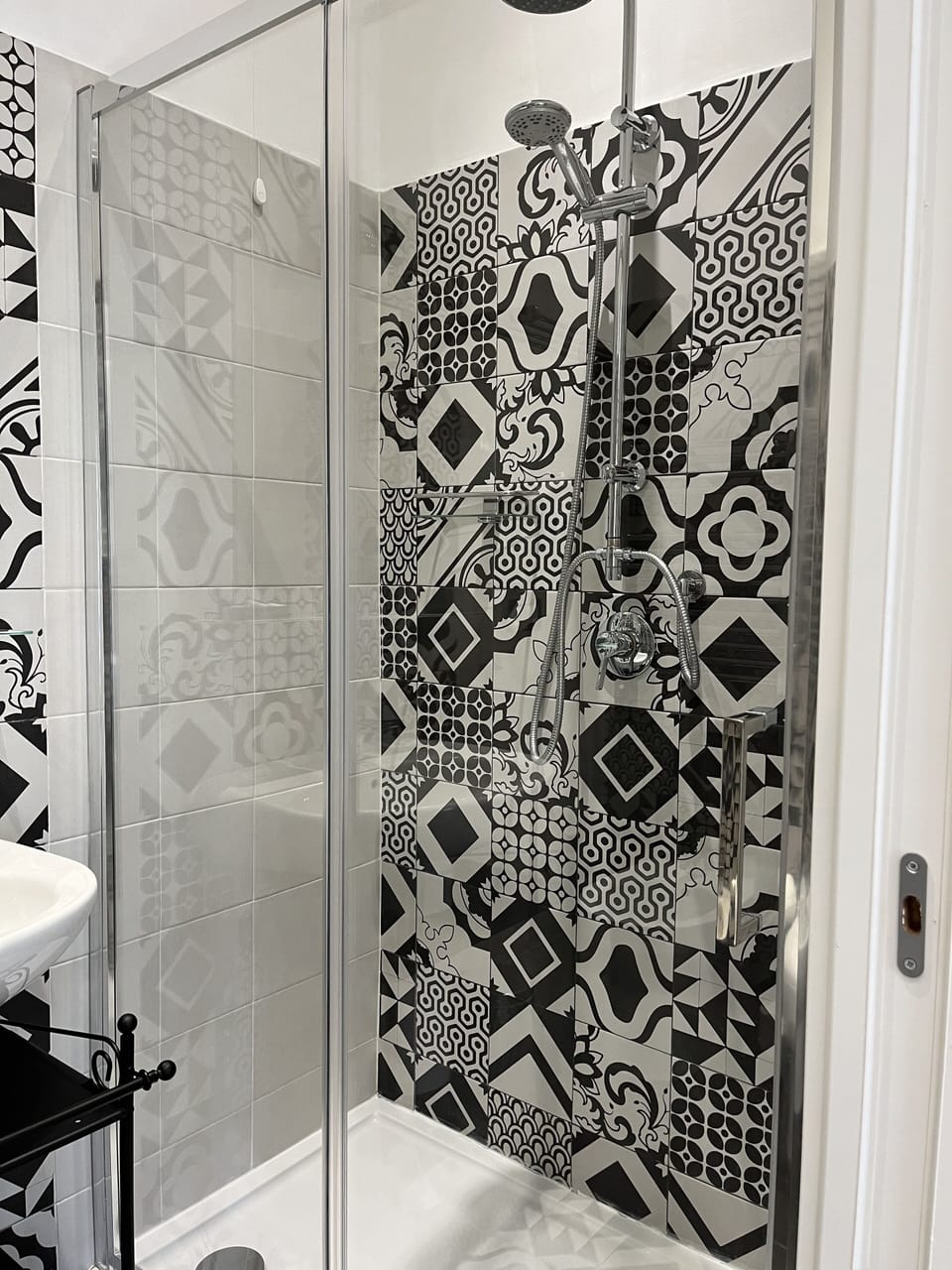 Standard Room | Bathroom | Shower, hair dryer, towels