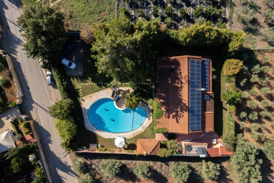 House | 4 bedrooms, desk