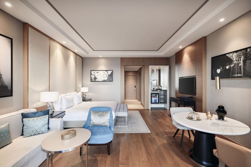 Minibar, in-room safe, laptop workspace, blackout drapes