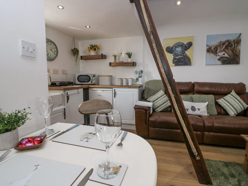 Cottage | Dining
