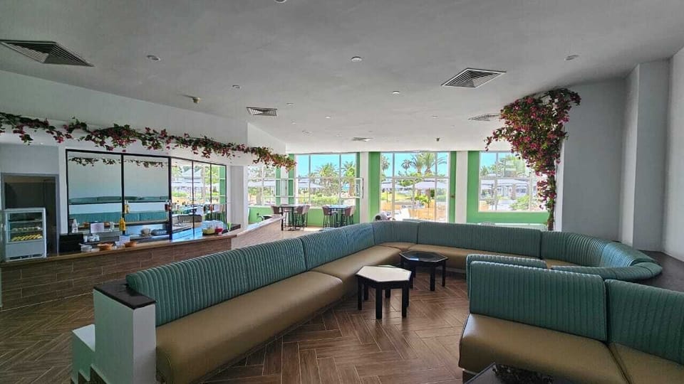 2 bars/lounges, beach bar