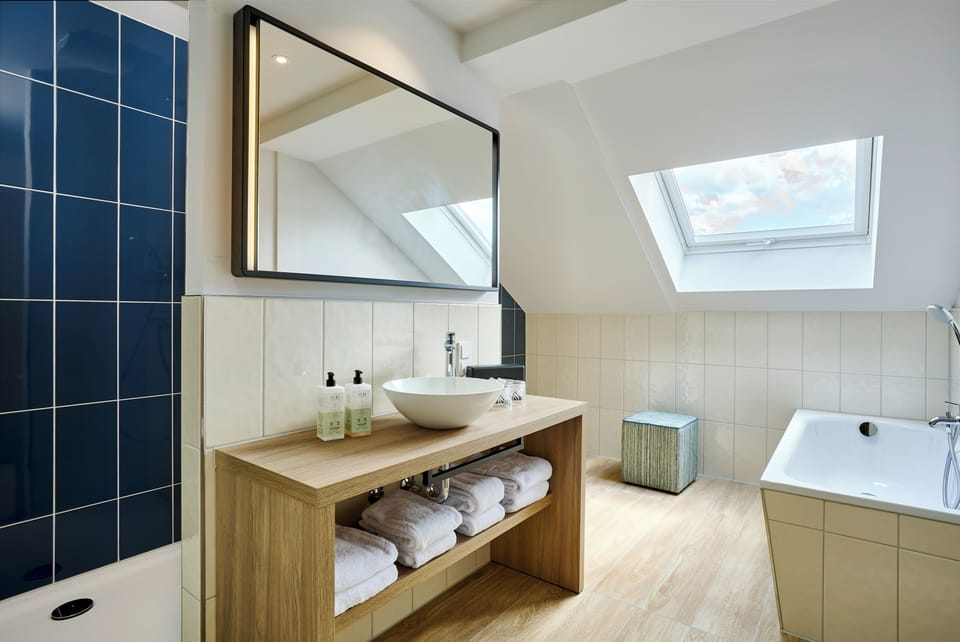 Penthouse, Patio | Bathroom | Shower, hair dryer, towels, soap