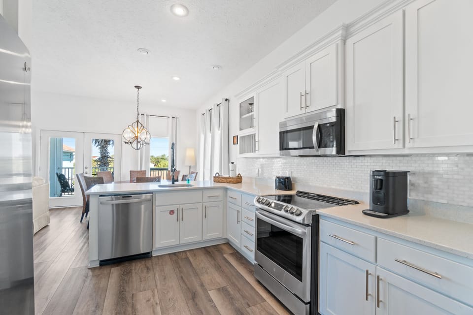 House, 5 Bedrooms, Hot Tub | Private kitchen | Full-size fridge, microwave, oven, stovetop