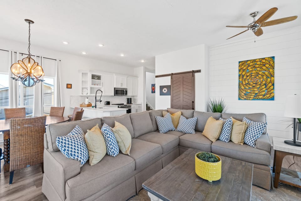 House, 5 Bedrooms, Hot Tub | Living area | 65-inch Smart TV with digital channels, Netflix, Hulu