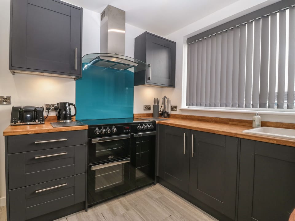 Dishwasher, electric kettle, toaster, cookware/dishes/utensils