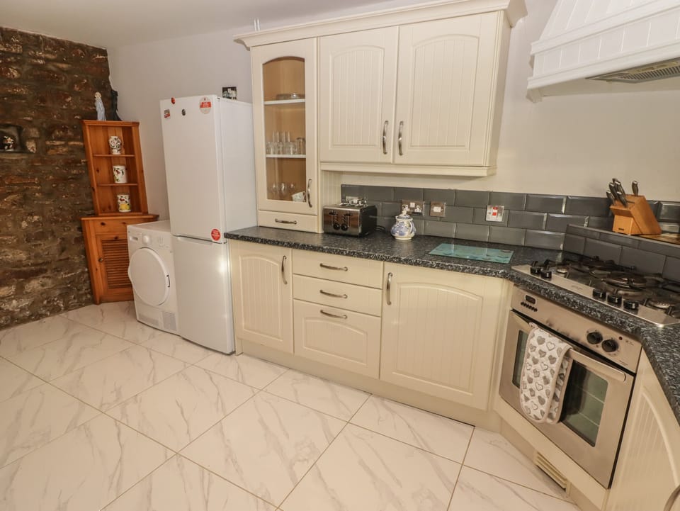 Dishwasher, electric kettle, toaster, cookware/dishes/utensils