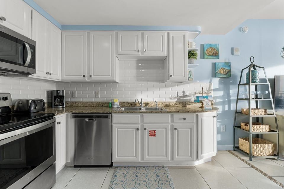 Condo, Multiple Beds, Balcony, Ocean View (Splash Resort 302w) | Private kitchen | Fridge, microwave, oven, stovetop