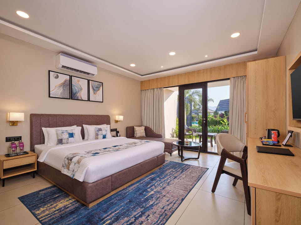 Premier Garden View Room | Minibar, individually decorated, individually furnished, soundproofing