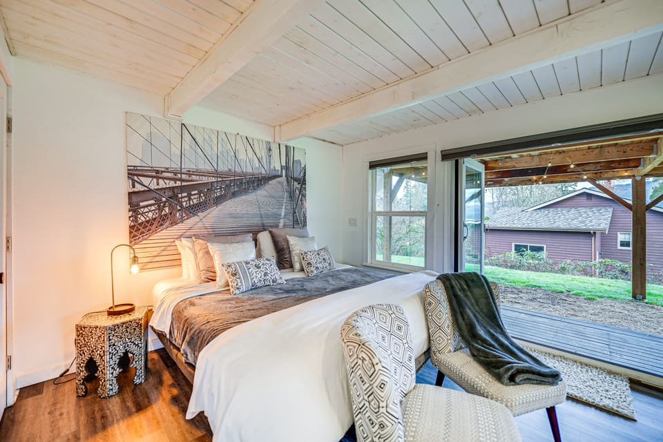 Stylish Bellingham Home w/ Lake + Mountain Views! Cottage in Washington