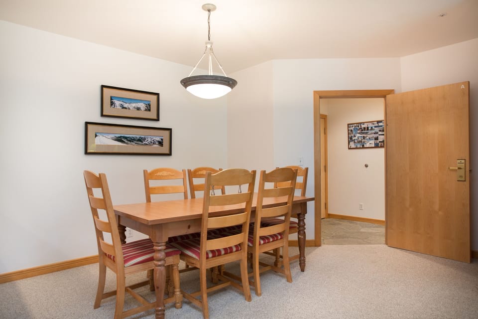 Condo, 2 Bedrooms | Dining