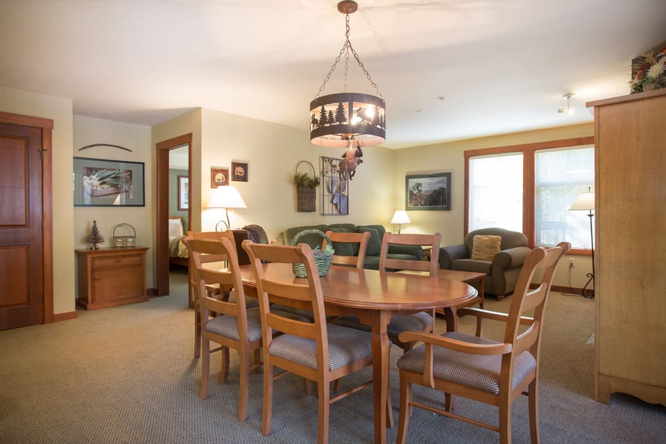 Condo, 2 Bedrooms | Dining