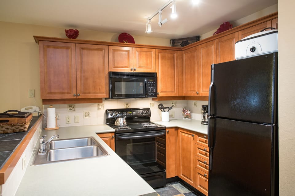 Condo, 1 Bedroom | Private kitchen | Coffee/tea maker, fridge, oven, toaster