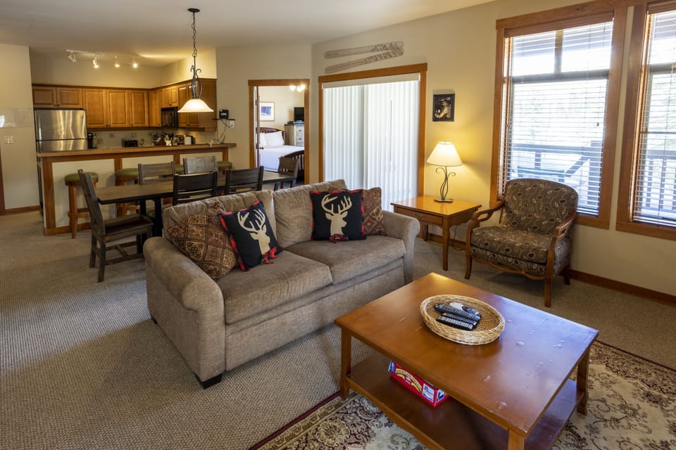 Condo, 2 Bedrooms | Living area