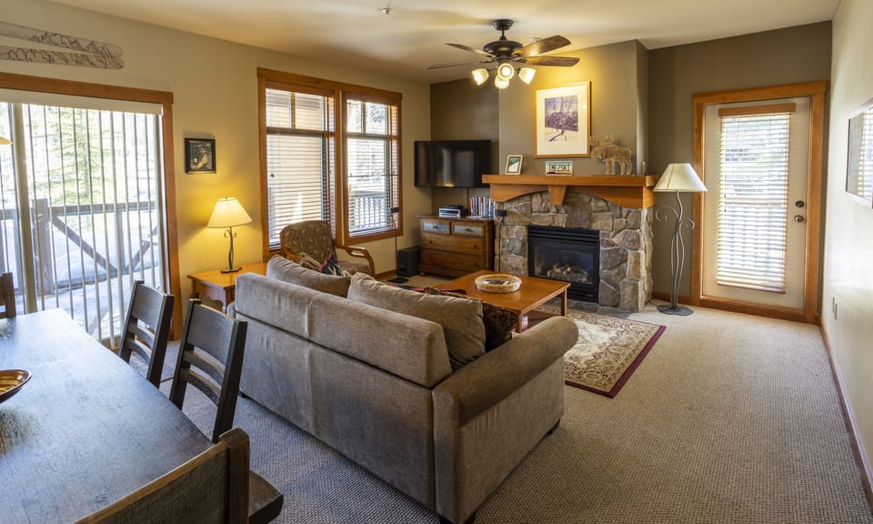 Condo, 2 Bedrooms | Living area