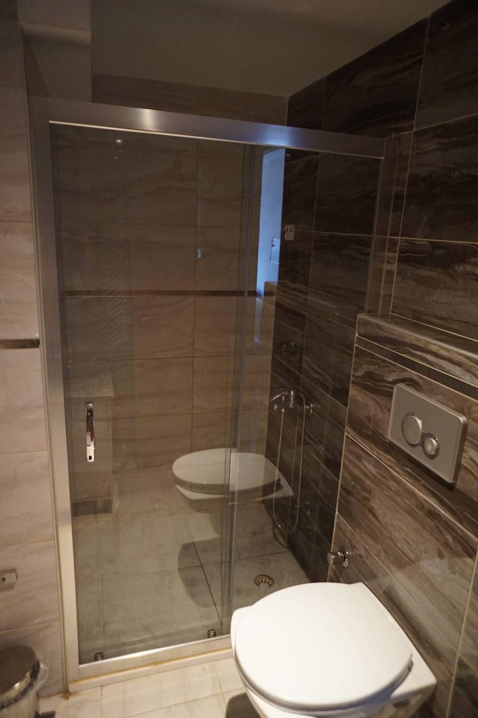 Standard Room, 1 Double Bed, Smoking | Bathroom | Combined shower/tub, jetted tub, hair dryer, slippers