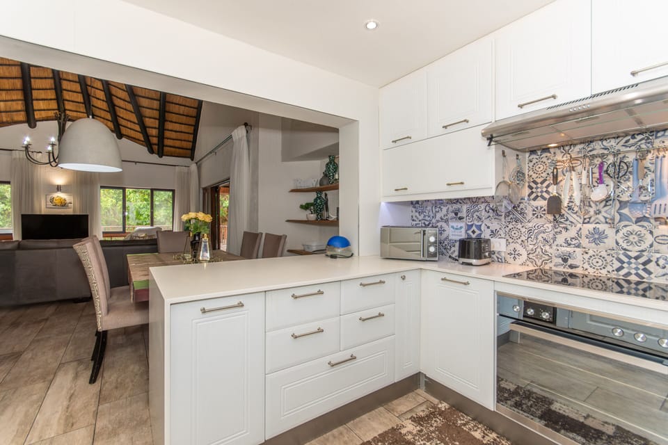 Full-size fridge, microwave, oven, stovetop