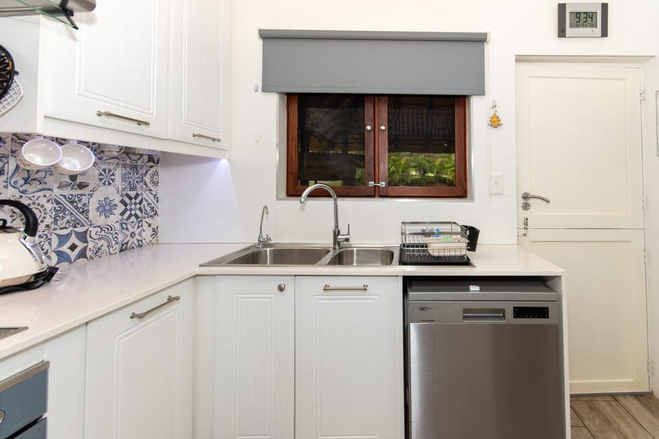 Full-size fridge, microwave, oven, stovetop