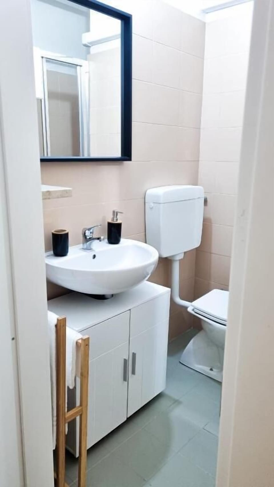 Comfort Room, 1 Queen Bed | Bathroom | Shower, free toiletries, hair dryer, towels