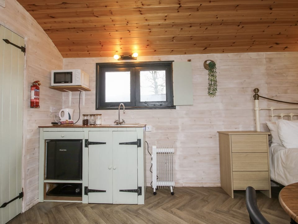 Cottage | Private kitchen | Fridge, electric kettle, toaster, cookware/dishes/utensils