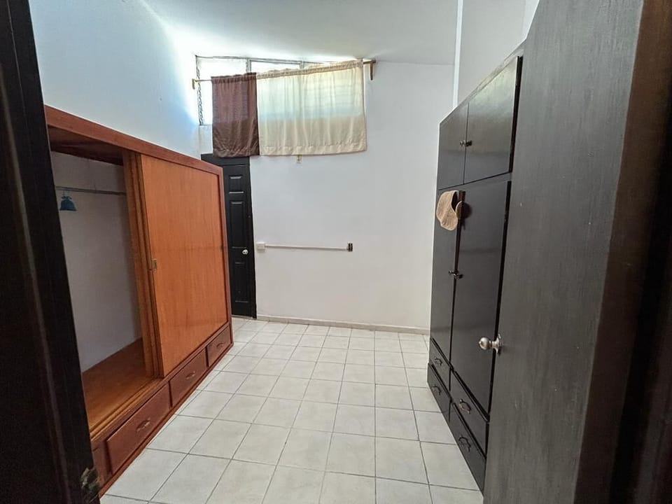 House | 3 bedrooms, blackout drapes, iron/ironing board, WiFi (free)