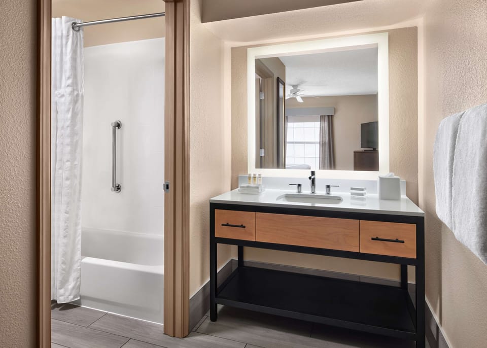 Combined shower/tub, free toiletries, hair dryer, towels