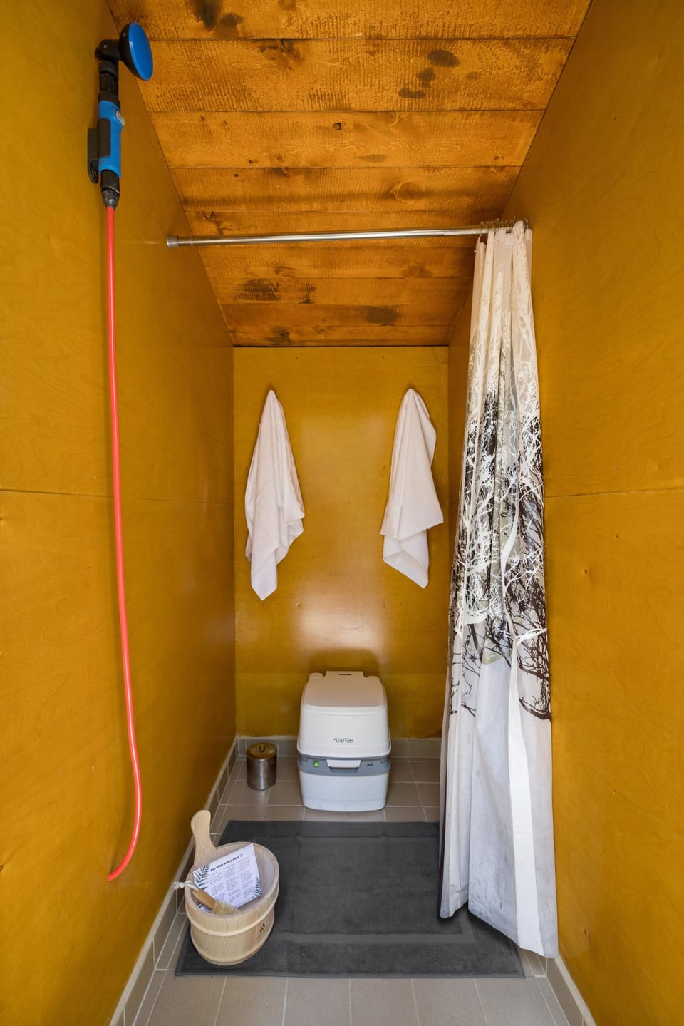 Basic Studio | Bathroom | Free toiletries, bathrobes, slippers