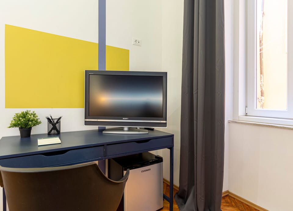 City Room | 1 bedroom, premium bedding, desk, laptop workspace