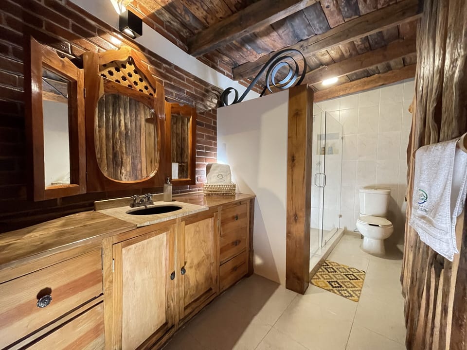 Deluxe Cabin | Bathroom | Bathtub, free toiletries, towels
